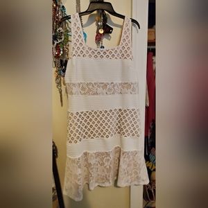 Sleeveless dress. Off white/ white  xl lace